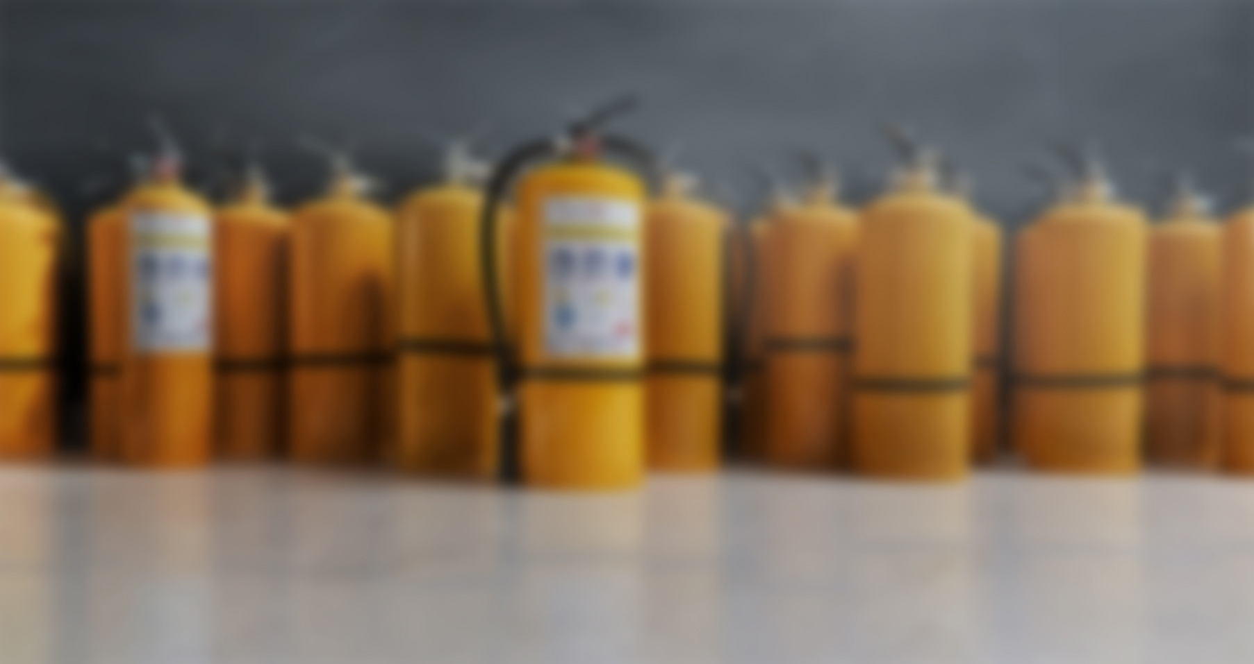 Banner con extintores de color amarillo